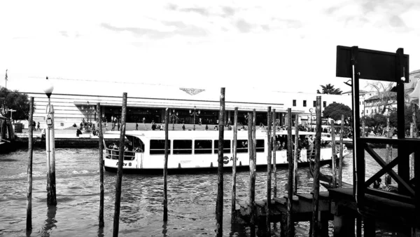 Veneza Itália 2019 Foggy Nebuloso Veneza Canal Canal Histórico Casas — Fotografia de Stock