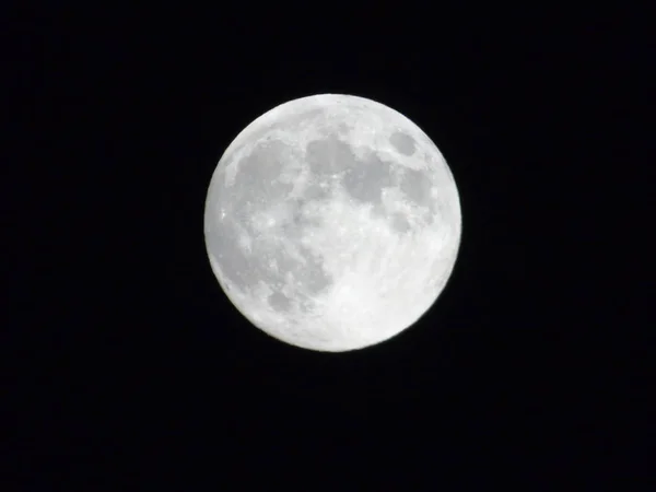 Een Verbazingwekkende Fotografie Van Volle Maan Boven Stad Genova Nachts — Stockfoto