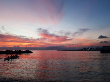 Genova, İtalya - 08.12.2019:Sunset ufuk deniz suyu manzarası. Gün batımı deniz ufuk panoraması. Gün batımında turuncu gün batımı deniz ufku görünümü