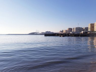 Genova, İtalya - 08.12.2019:Sunset ufuk deniz suyu manzarası. Gün batımı deniz ufuk panoraması. Gün batımında turuncu gün batımı deniz ufku görünümü