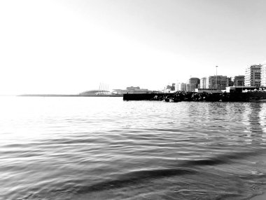 Genova, İtalya - 08.12.2019:Sunset ufuk deniz suyu manzarası. Gün batımı deniz ufuk panoraması. Gün batımında turuncu gün batımı deniz ufku görünümü