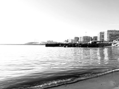 Genova, İtalya - 08.12.2019:Sunset ufuk deniz suyu manzarası. Gün batımı deniz ufuk panoraması. Gün batımında turuncu gün batımı deniz ufku görünümü