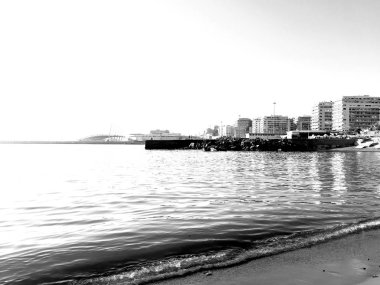 Genova, İtalya - 08.12.2019:Sunset ufuk deniz suyu manzarası. Gün batımı deniz ufuk panoraması. Gün batımında turuncu gün batımı deniz ufku görünümü