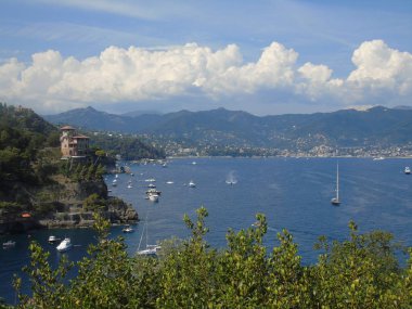 Portofino, İtalya - 21.08.2019: Sümer günlerinde Portofino'da renkli evler emdirilen güzel koy. Ligurian dağları etrafında yürüyüş.