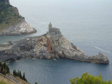 Portovenere, İtalya - 23.08.2019: Portovenere kasabasının fantastik bahar panoraması. Akdeniz' in muhteşem akşam sahnesi, Liguria, La Spezia eyaleti, İtalya, Avrupa. Seyahat konsepti arka planı.