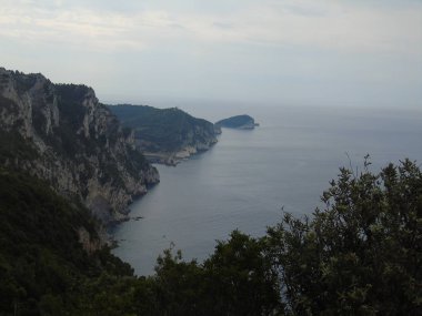 Portovenere, İtalya - 23.08.2019: Portovenere kasabasının fantastik bahar panoraması. Akdeniz' in muhteşem akşam sahnesi, Liguria, La Spezia eyaleti, İtalya, Avrupa. Seyahat konsepti arka planı.