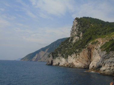 Portovenere şehrinin fantastik bahar panoraması. Akdeniz' in muhteşem akşam sahnesi, Liguria, La Spezia eyaleti, İtalya, Avrupa. Seyahat konsepti arka planı