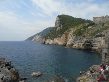 Portovenere şehrinin fantastik bahar panoraması. Akdeniz' in muhteşem akşam sahnesi, Liguria, La Spezia eyaleti, İtalya, Avrupa. Seyahat konsepti arka planı