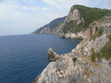 Portovenere şehrinin fantastik bahar panoraması. Akdeniz' in muhteşem akşam sahnesi, Liguria, La Spezia eyaleti, İtalya, Avrupa. Seyahat konsepti arka planı