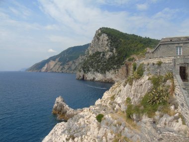 Portovenere şehrinin fantastik bahar panoraması. Akdeniz' in muhteşem akşam sahnesi, Liguria, La Spezia eyaleti, İtalya, Avrupa. Seyahat konsepti arka planı