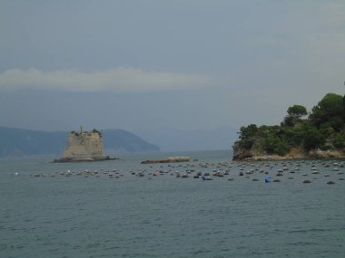 Portovenere şehrinin fantastik bahar panoraması. Akdeniz' in muhteşem akşam sahnesi, Liguria, La Spezia eyaleti, İtalya, Avrupa. Seyahat konsepti arka planı