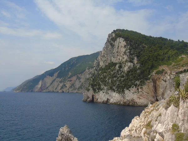 Portovenere şehrinin fantastik bahar panoraması. Akdeniz' in muhteşem akşam sahnesi, Liguria, La Spezia eyaleti, İtalya, Avrupa. Seyahat konsepti arka planı