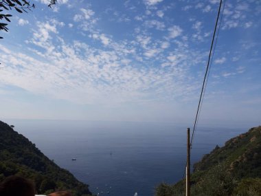 Portofino, İtalya - 29.08.2019: Sümer günlerinde Portofino'da renkli evler emdirilen güzel koy. Ligurian dağları etrafında yürüyüş.