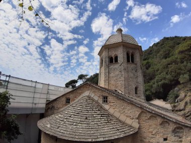 Portofino, İtalya - 29.08.2019: Sümer günlerinde Portofino'da renkli evler emdirilen güzel koy. Ligurian dağları etrafında yürüyüş.