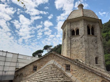 Portofino, İtalya - 29.08.2019: Sümer günlerinde Portofino'da renkli evler emdirilen güzel koy. Ligurian dağları etrafında yürüyüş.