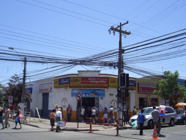 Valpariso, Şili - 26.12.2018: Güzel renkli sokaklar, evler ve Valpariso barakaları. Bazı dalgalar ile okyanustan büyük görünümü.