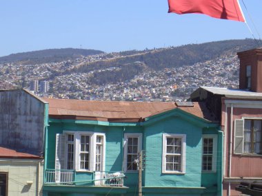 Valpariso, Şili - 26.12.2018: Güzel renkli sokaklar, evler ve Valpariso barakaları. Bazı dalgalar ile okyanustan büyük görünümü.