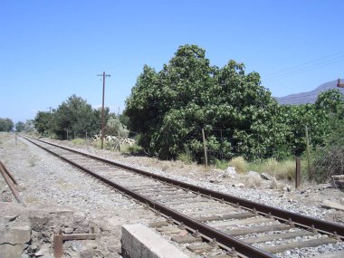 Valpariso, Şili - 26.12.2018: Güzel renkli sokaklar, evler ve Valpariso barakaları. Bazı dalgalar ile okyanustan büyük görünümü.