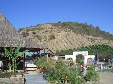 Valpariso, Şili - 26.12.2018: Güzel renkli sokaklar, evler ve Valpariso barakaları. Bazı dalgalar ile okyanustan büyük görünümü.