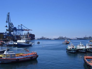 Valpariso, Şili - 26.12.2018: Güzel renkli sokaklar, evler ve Valpariso barakaları. Bazı dalgalar ile okyanustan büyük görünümü.