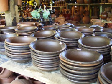 Valpariso, Şili - 26.12.2018: Güzel renkli sokaklar, evler ve Valpariso barakaları. Bazı dalgalar ile okyanustan büyük görünümü.