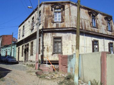 Valpariso, Şili - 26.12.2018: Güzel renkli sokaklar, evler ve Valpariso barakaları. Bazı dalgalar ile okyanustan büyük görünümü.