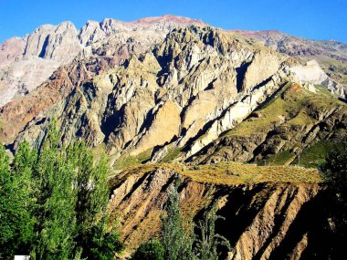 Valparaiso, Şili - 26.12.2018: Güzel renkli sokaklar, evler ve Valpariso barakaları. Bazı dalgalar ile okyanustan büyük görünümü.
