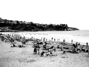 Valparaiso, Şili - 26.12.2018: Güzel renkli sokaklar, evler ve Valpariso barakaları. Bazı dalgalar ile okyanustan büyük görünümü.