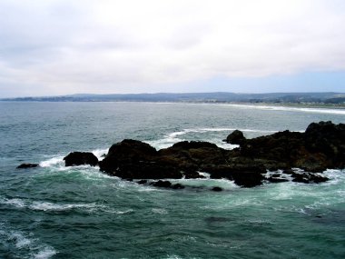 Valpariso, Şili - 26.12.2018: Güzel renkli sokaklar, evler ve Valpariso barakaları. Bazı dalgalar ile okyanustan büyük görünümü.