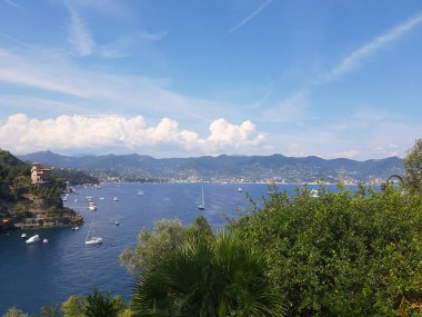 Portofino, İtalya - 29.08.2019: Sümer günlerinde Portofino'da renkli evler emdirilen güzel koy. Muhteşem panoramik manzarasıile ligurian dağlarıetrafında yürüyüş.