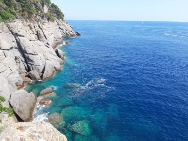 Portofino, İtalya - 29.08.2019: Sümer günlerinde Portofino'da renkli evler emdirilen güzel koy. Muhteşem panoramik manzarasıile ligurian dağlarıetrafında yürüyüş.