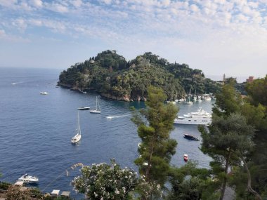 Portofino, İtalya - 29.08.2019: Sümer günlerinde Portofino'da renkli evler emdirilen güzel koy. Muhteşem panoramik manzarasıile ligurian dağlarıetrafında yürüyüş.