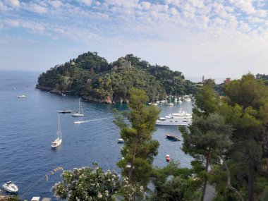 Portofino, İtalya - 29.08.2019: Sümer günlerinde Portofino'da renkli evler emdirilen güzel koy. Muhteşem panoramik manzarasıile ligurian dağlarıetrafında yürüyüş.