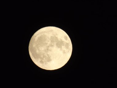 Genova, İtalya - 13.09.2019: Arka planda büyük bir berrak gökyüzü ve bazı yıldızlar ile gece Genova şehri üzerinde dolunay inanılmaz bir fotoğraf