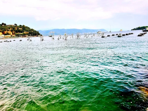 リグーリア州 イタリア 2019 有名な場所への美しい景色と夏の日にリグリアの海辺を旅行 青空と水と空の反射の素晴らしいキャプション — ストック写真