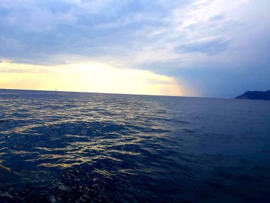 Liguria, İtalya - 15.09.2019: Yaz günlerinde ligurian sahilinde seyahat etmek, ünlü yerlerin güzel manzarasına sahip. Mavi gökyüzü ile su ve gökyüzü yansıması inanılmaz bir başlık.