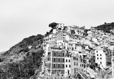 Liguria, İtalya - 15.09.2019: Yaz günlerinde ligurian sahilinde seyahat etmek, ünlü yerlerin güzel manzarasına sahip. Mavi gökyüzü ile su ve gökyüzü yansıması inanılmaz bir başlık.