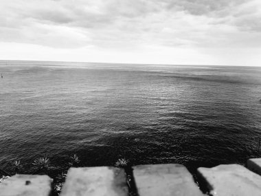 Liguria, İtalya - 15.09.2019: Yaz günlerinde ligurian sahilinde seyahat etmek, ünlü yerlerin güzel manzarasına sahip. Mavi gökyüzü ile su ve gökyüzü yansıması inanılmaz bir başlık.