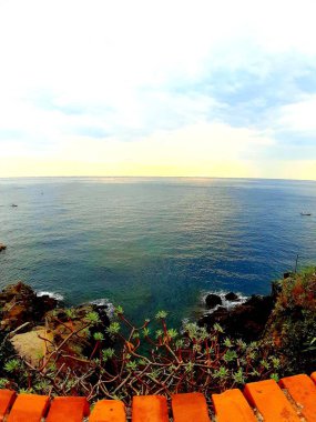 Liguria, İtalya - 15.09.2019: Yaz günlerinde ligurian sahilinde seyahat etmek, ünlü yerlerin güzel manzarasına sahip. Mavi gökyüzü ile su ve gökyüzü yansıması inanılmaz bir başlık.