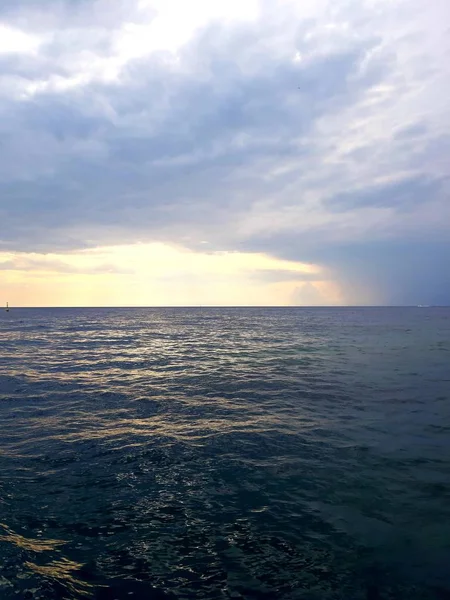 リグーリア州 イタリア 2019 有名な場所への美しい景色と夏の日にリグリアの海辺を旅行 青空と水と空の反射の素晴らしいキャプション — ストック写真