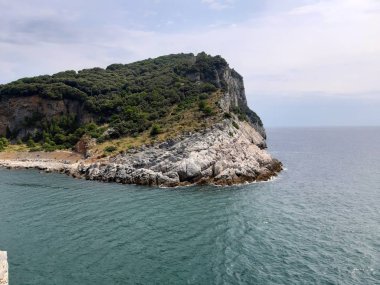 Portovenere, İtalya - 20.09.2019:Portovenere kasabasının fantastik bahar panoraması. Akdeniz' in muhteşem akşam sahnesi, Liguria, La Spezia eyaleti, İtalya, Avrupa. Seyahat konsepti arka planı.