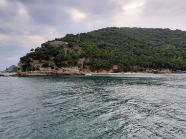 Portovenere, İtalya - 20.09.2019:Portovenere kasabasının fantastik bahar panoraması. Akdeniz' in muhteşem akşam sahnesi, Liguria, La Spezia eyaleti, İtalya, Avrupa. Seyahat konsepti arka planı.