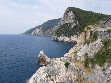 Portovenere, İtalya - 20.09.2019:Portovenere kasabasının fantastik bahar panoraması. Akdeniz' in muhteşem akşam sahnesi, Liguria, La Spezia eyaleti, İtalya, Avrupa. Seyahat konsepti arka planı.