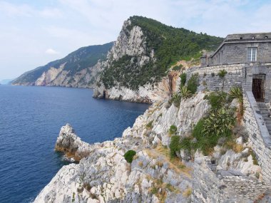 Portovenere, İtalya - 20.09.2019:Portovenere kasabasının fantastik bahar panoraması. Akdeniz' in muhteşem akşam sahnesi, Liguria, La Spezia eyaleti, İtalya, Avrupa. Seyahat konsepti arka planı.