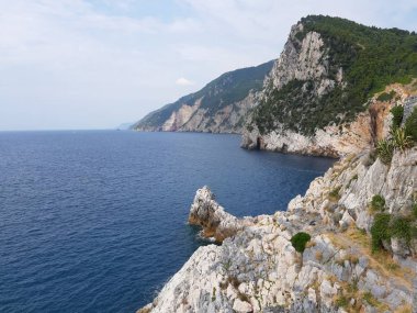 Portovenere, İtalya - 20.09.2019:Portovenere kasabasının fantastik bahar panoraması. Akdeniz' in muhteşem akşam sahnesi, Liguria, La Spezia eyaleti, İtalya, Avrupa. Seyahat konsepti arka planı.