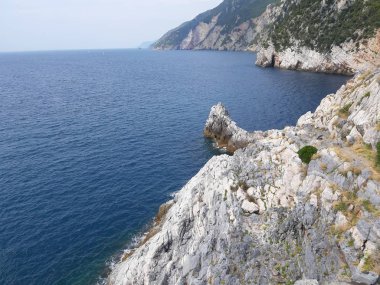 Portovenere, İtalya - 20.09.2019:Portovenere kasabasının fantastik bahar panoraması. Akdeniz' in muhteşem akşam sahnesi, Liguria, La Spezia eyaleti, İtalya, Avrupa. Seyahat konsepti arka planı.