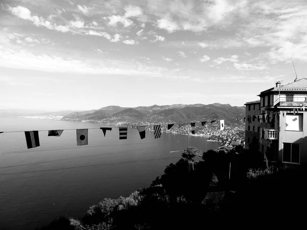 意大利利古里亚 2019 利古里亚海滨与美丽的蓝天的惊人标题 全景大海和水中树木的反射 黑白光格拉菲 — 图库照片