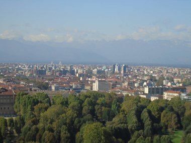 Torino, İtalya - 10 / 02 / 2019: Kuzey İtalya 'da seyahat. Turin 'in güzel başlığı güneşli günler ve mavi gökyüzü. Köstebek Antoneliana 'dan şehre panoramik bir manzara. Eski kemerin detaylı fotoğrafları