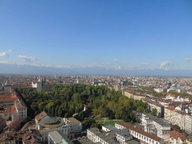 Torino, İtalya - 10 / 02 / 2019: Kuzey İtalya 'da seyahat. Turin 'in güzel başlığı güneşli günler ve mavi gökyüzü. Köstebek Antoneliana 'dan şehre panoramik bir manzara. Eski kemerin detaylı fotoğrafları