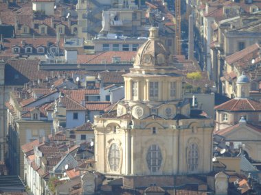 Torino, İtalya - 10 / 02 / 2019: Kuzey İtalya 'da seyahat. Turin 'in güzel başlığı güneşli günler ve mavi gökyüzü. Köstebek Antoneliana 'dan şehre panoramik bir manzara. Eski kemerin detaylı fotoğrafları